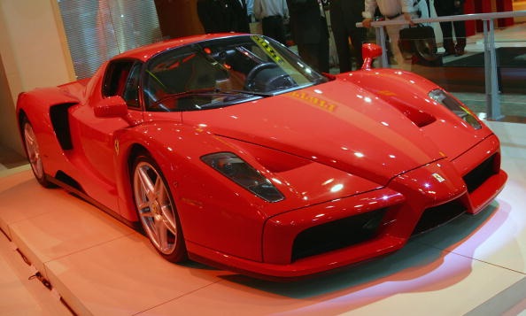 La Ferrari Enzo regalata a Papa Giovanni Paolo II torna all&#8217;asta