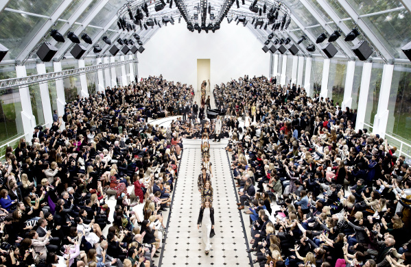 Burberry sfilate: solo due fashion show all’anno, cambio di strategia per il marchio inglese