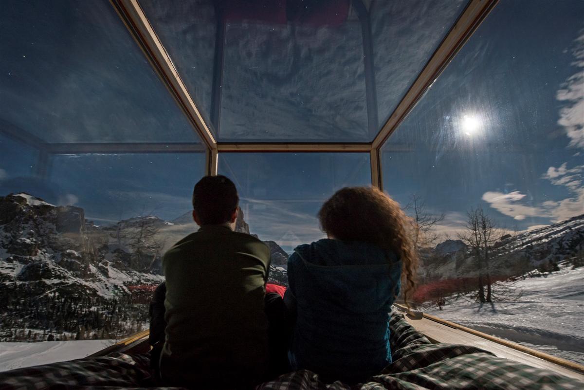 Una stanza di vetro sulle Dolomiti permette di dormire sotto le stelle